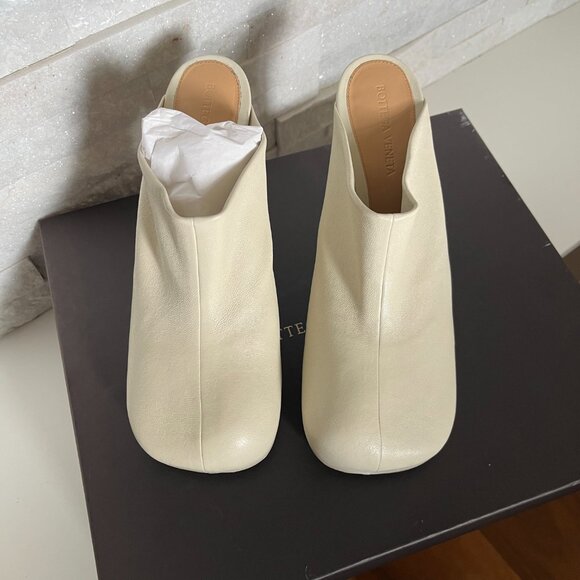 Bottega Veneta Beige Lambskin Leather ‘BV Bold’ Mule Heels - Picture 10 of 14